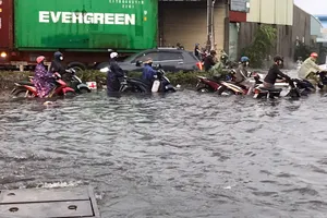 Nhiều đường tại Bình Dương ngập nặng sau mưa lớn