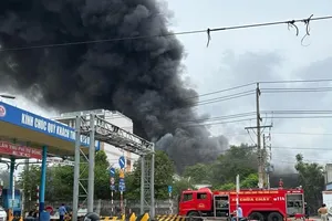 Bình Dương: Cháy lớn, khói lửa đang bao trùm một công ty