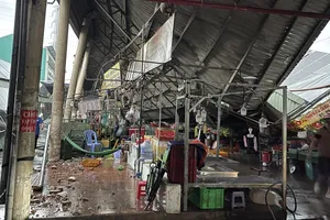 Sập mái hiên cư xá có lắp pin mặt trời ở Bình Dương, tiểu thương chạy toán loạn 