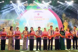 Hàng ngàn người dân đổ về lễ hội mùa trái chín ở Bình Dương