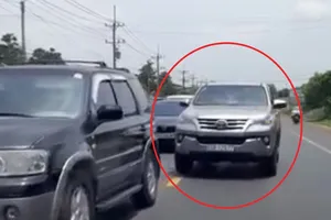 Ô tô đi lấn vào làn ngược chiều, tài xế còn trách 'sao không nhường đường'