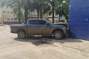 Lái ô tô tông vào bệnh viện khi đang cấp cứu vì uống thuốc an thần