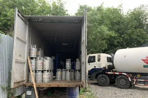 Bình Dương: Lấy thùng container làm nơi sang chiết gas để che mắt công an