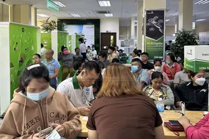 Bình Dương: Người dân đổ dồn đến ngân hàng xác thực sinh trắc học