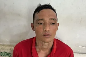 Bình Dương: Tên cướp giật dây chuyền vàng bị người dân tóm gọn 