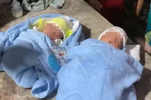 Bình Dương: 2 bé trai sinh đôi bị bỏ rơi gần nghĩa trang