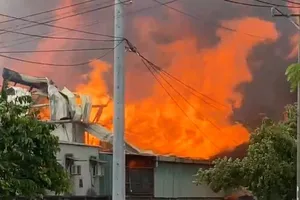 Hàng trăm chiến sĩ đang chữa cháy tại 1 công ty sản xuất nội thất ở Bình Dương