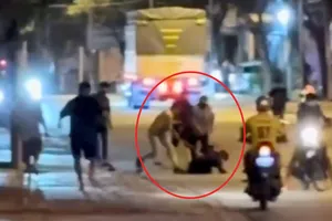 Bình Dương: 1 thanh niên bị đánh hội đồng gục tại chỗ