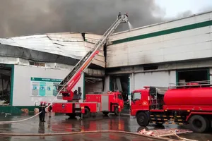 Cháy xưởng chế biến hạt điều ở Bình Phước