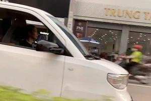 1 phụ nữ lái ô tô đi ngược chiều trên quốc lộ 13