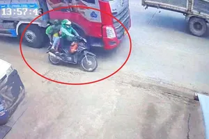 Bình Dương: 2 mẹ con chết thảm vì bị xe tải lấn làn gây tai nạn