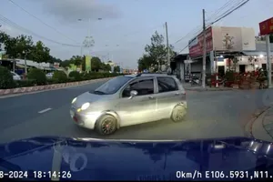 Từ hình ảnh người dân cung cấp, công an xử phạt xe ô tô con và xe khách đi ngược chiều