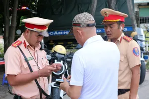 Hàng chục tài xế container bị phạt vì lấn làn trên Mỹ Phước-Tân Vạn