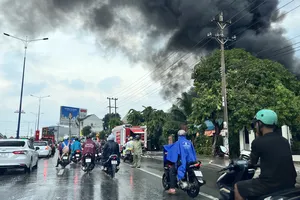 Bình Dương: Sét đánh trúng, bãi phế liệu bùng cháy dữ dội