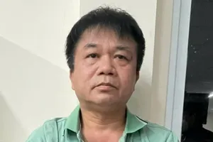 Gã đàn ông trốn truy nã còn lên mạng lừa tình, quay clip để tống tiền