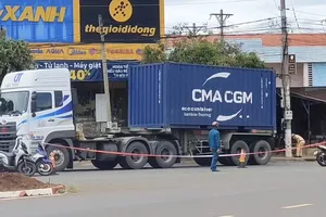 Bình Phước: 2 dì cháu tử vong dưới gầm xe container