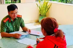 Bình Dương: Một phụ nữ đặt sổ hồng giả trên mạng bị bắt quả tang