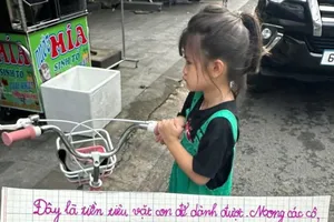 Xấp tiền lẻ và lời nhắn cảm động của bé gái khi đi ủng hộ đồng bào miền Bắc