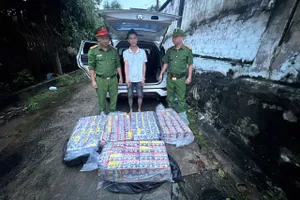 Công an Bình Dương dừng 2 ô tô nghi vấn, phát hiện 1 tạ hàng cấm