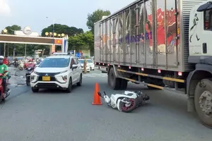 Bình Dương: Cô gái 18 tuổi tử vong dưới gầm xe tải