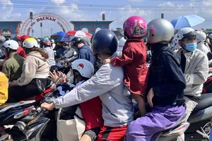 Dòng người đổ về khu du lịch Đại Nam khiến giao thông ùn ứ