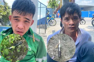 Hai kẻ cướp giật điện thoại của cô giáo, đâm 4 người bị thương