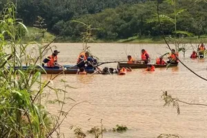 2 vợ chồng chèo thuyền qua sông, người chồng rơi xuống sông mất tích