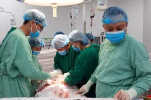 Bệnh viện Quân y 4 báo động đỏ cứu sản phụ 'ngàn cân treo sợi tóc'