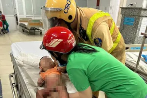 CSGT Bình Dương dẫn đường đưa bé trai 1 tuổi bị bỏng nặng đi cấp cứu