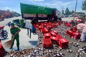 Bình Dương: Công an dọn hàng trăm thùng bia vỡ tung tóe trên đường
