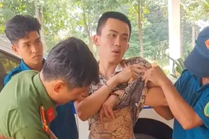 Công an phát hiện người gây tai nạn giấu súng trong quần lót, dương tính ma túy