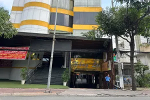 Bé trai 8 tuổi đuối nước tại hồ bơi khách sạn ở Bình Dương