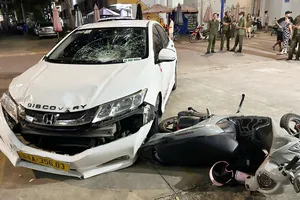 Tài xế say 'bí tỉ' lái ô tô tông hàng loạt xe, kéo lê 1 phụ nữ trên đường