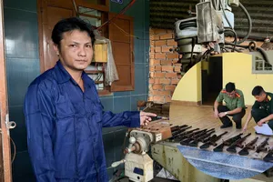 Xưởng chế tạo súng, đạn nằm sâu trong vườn chuối 