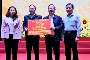 Bình Dương trao 53 tỉ đồng hỗ trợ Lào Cai khắc phục hậu quả bão số 3