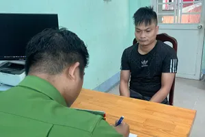 Người đàn ông đập nát kính xe ô tô sau va chạm giao thông bị bắt