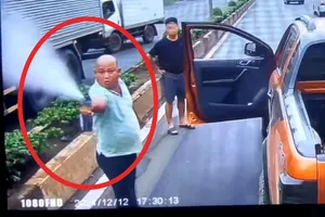 Nóng: Khởi tố, bắt tạm giam tài xế xe bán tải chặn đầu ô tô, xịt hơi cay ở Bình Phước