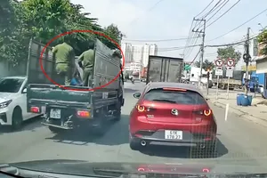 Công an thông tin vụ ‘xe tải biển trắng chạy ưu tiên, chở người phía sau thùng’ ở Bình Dương