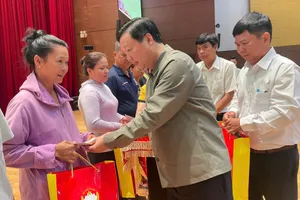 Phó Thủ tướng Trần Hồng Hà trao quà Tết cho công nhân ở Bình Dương