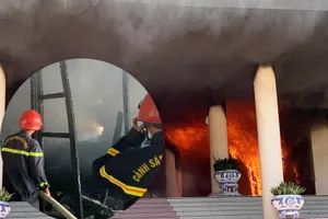 Hình ảnh cảnh sát nỗ lực chữa cháy trụ sở UBND tỉnh Bình Phước