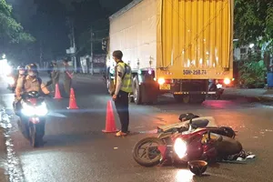 Thương tâm: Mẹ khóc ngất bên thi thể con gái học lớp 7 bị tai nạn