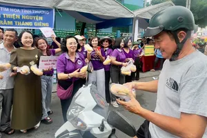 Đến hẹn lại lên, người dân đổ về Lễ hội miễn phí ở Bình Dương