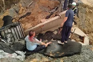 'Hố đen' xuất hiện trên tuyến đường mới làm, hai người bị thương