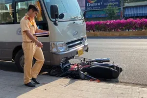 Bị xe khách tông tử vong khi chạy xe máy băng qua đường