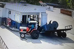 Lật xe kéo, một bảo vệ bị hàng hoá rơi xuống đè chết 