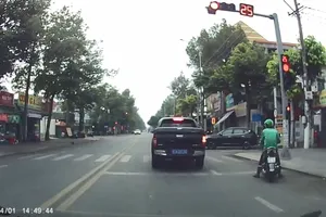 Bình Dương: Tài xế xe của Thanh tra giao thông bị lập biên bản vì vượt đèn đỏ