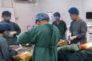 Hi hữu: Nam thanh niên ở Bình Dương bị gãy dương vật vì bị té cầu thang 