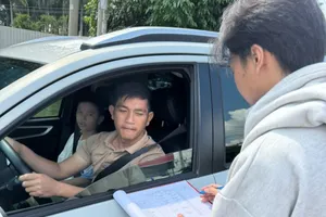 Bình Dương: Đang đi trên quốc lộ thì bị dừng xe để ‘khảo sát’ 