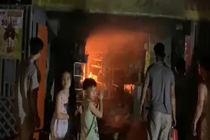 Cửa hàng tạp hóa trong chợ ở Bình Phước bị lửa thiêu rụi