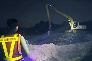 Bình Dương: Xuyên đêm tìm kiếm công nhân nghi bị nước cuốn